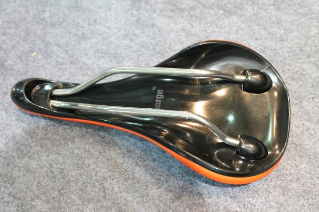 charge scoop saddle